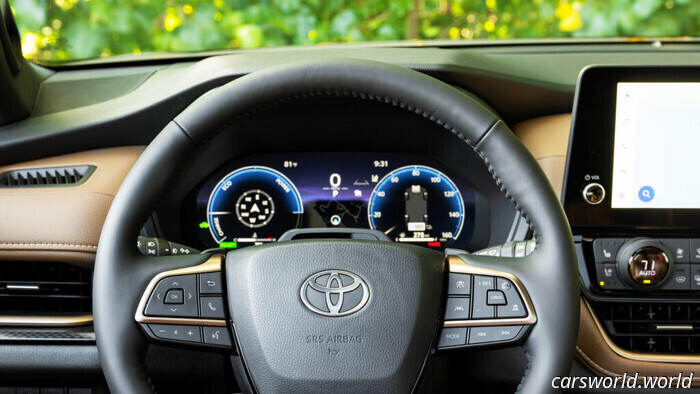 Casi 600.000 Toyotas pueden quedarse repentinamente sin la pantalla del tablero | Carscoops